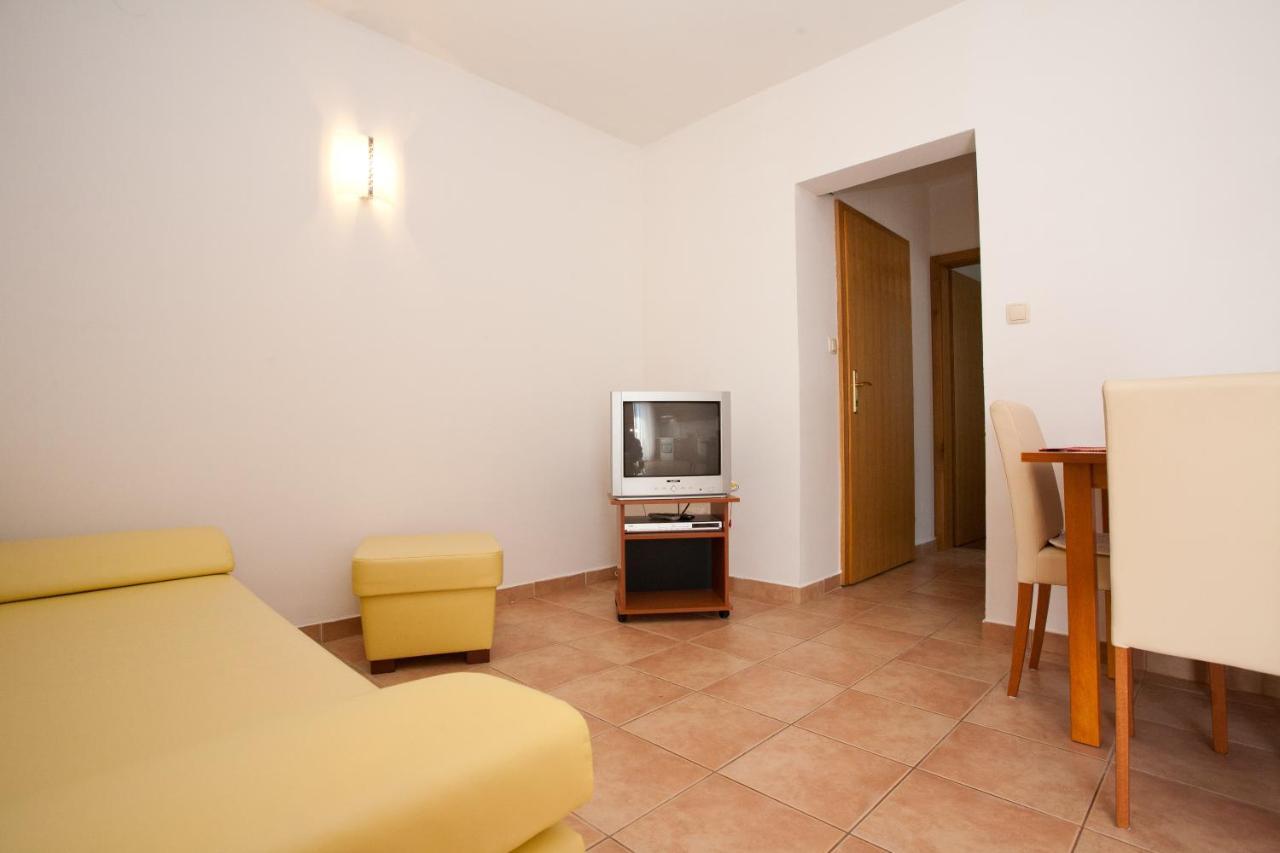 Apartments Glibo Near The Sea And Town Center! Крк Екстер'єр фото